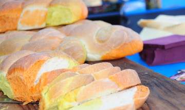 Pane alla curcuma e pomodoro