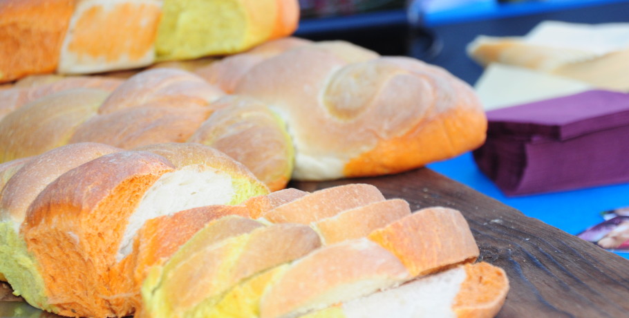 Pane alla curcuma e pomodoro